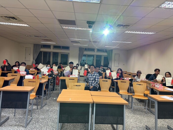 施科念主任與志工學生合影圖片